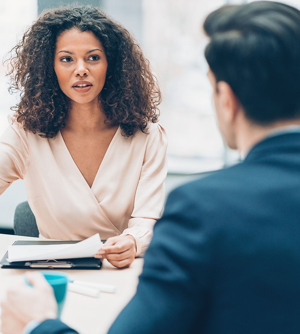 Personas colaborando y planificando en una oficina