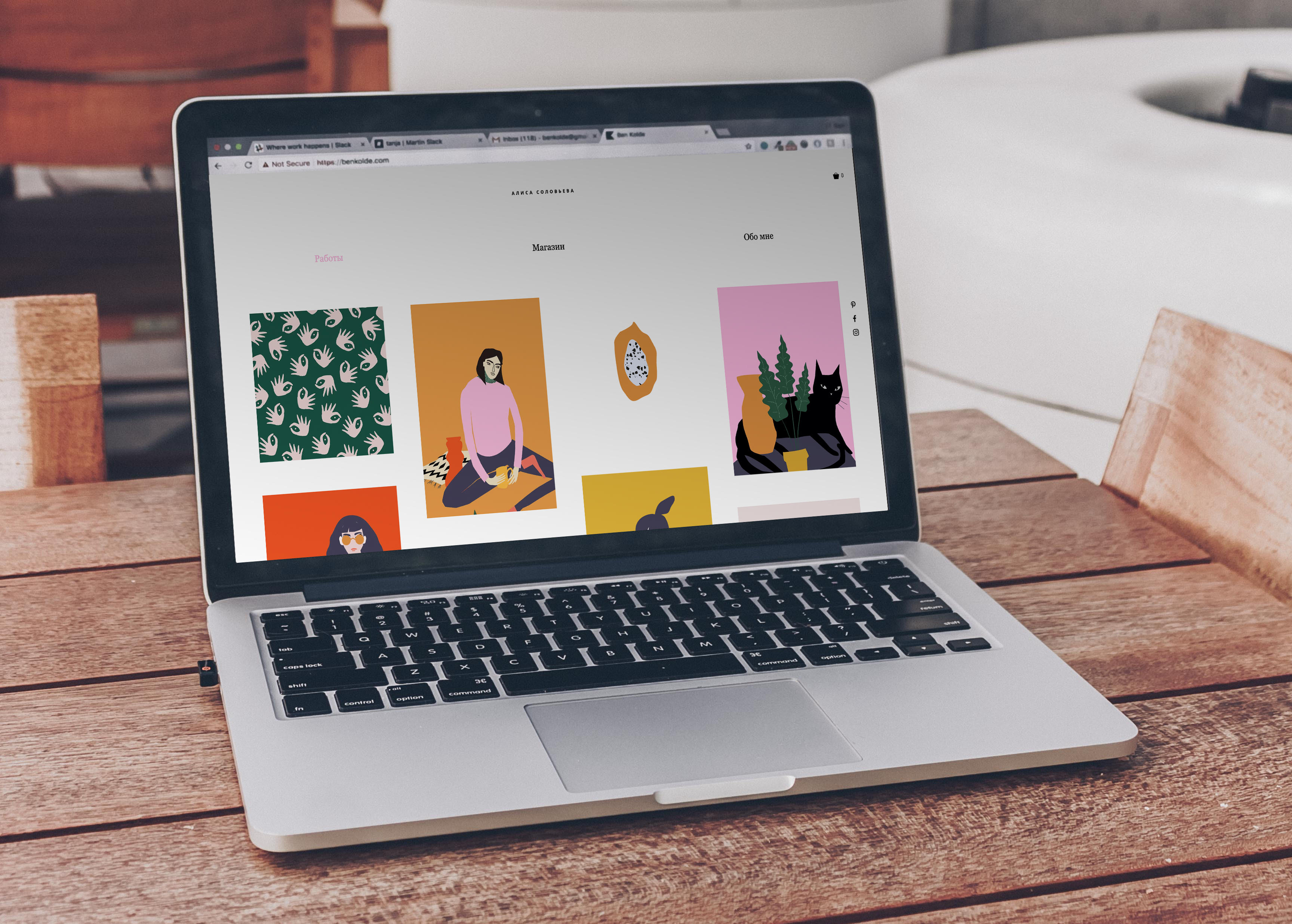 Profesional trabajando en el diseño de una página web